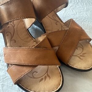 Born Women’s Tan Leather Crossover Sandals
